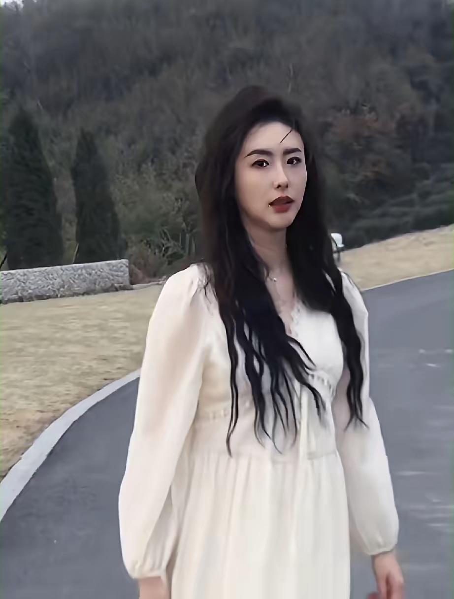 刷到翟凌（就是大家以前叫“兽兽”的那位）回国拍带货视频，真的有点感慨。1米77的