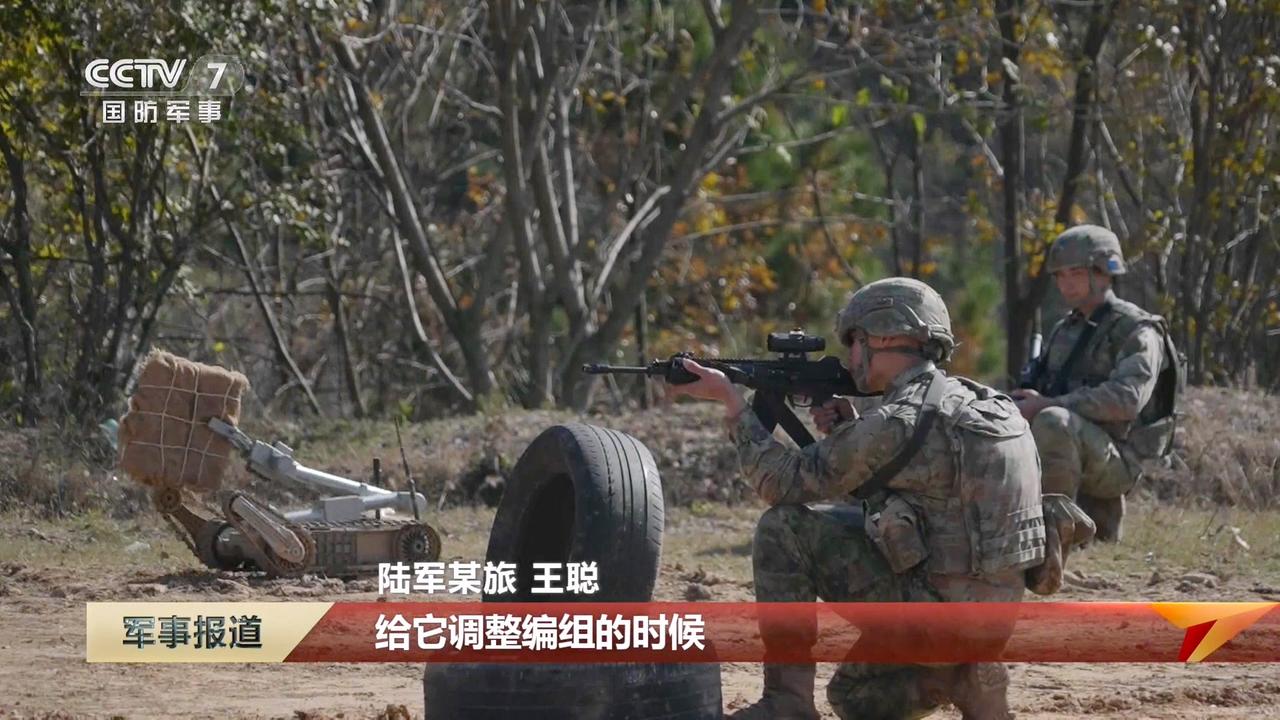 终于不用战士们扛着炸药包去炸碉堡了，现在我们有机器狗、机器狼，可以压低姿态偷摸摸