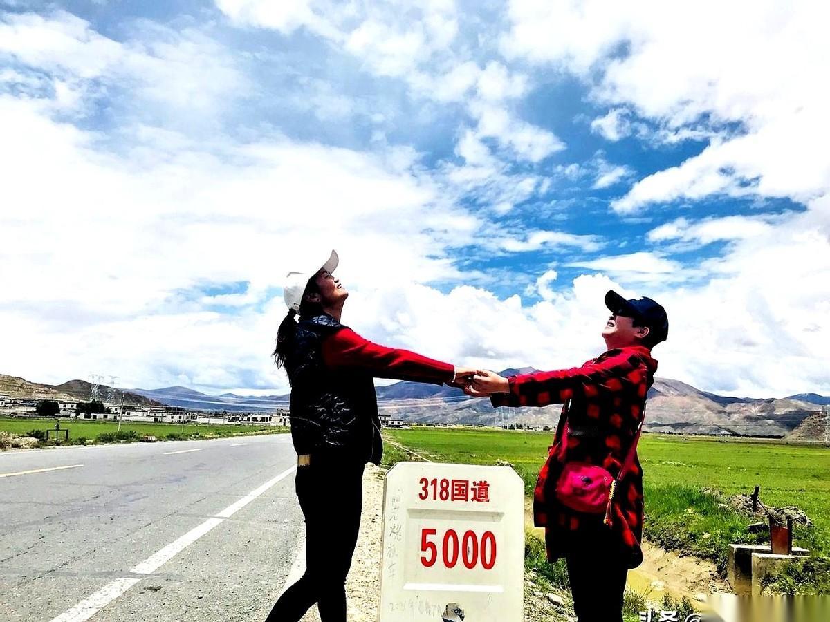 晚上10点，冈仁波齐。一个队友，失联了。心一下就揪紧了。在这地方，天黑之后，迷