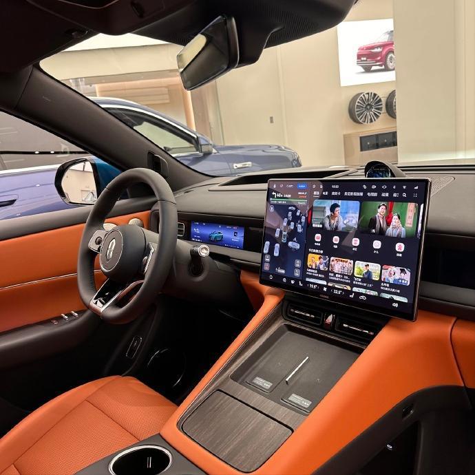 速度确实快，五一就能看到问界M6在路上跑了，一周就交出去5千台。问界M6这