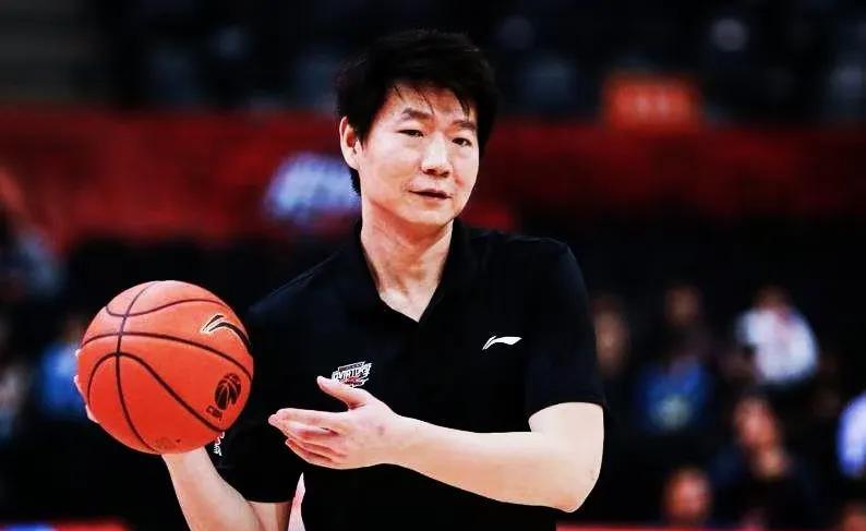 山东男篮本赛季的目标是保八争四？其一，山东男篮本赛季的目标存在两种观点：一种是