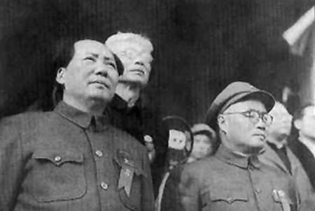 1932年秋，毛泽东在瑞金第一次见到刘伯承，看着他独眼蒙纱，身上有伤，却穿得整齐