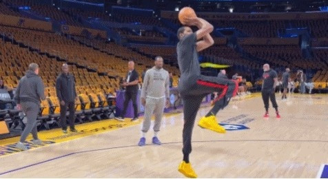 其实在这场比赛开始前，杜兰特也是进行了正常热身的，并且状态感觉还可以。乌度卡出于