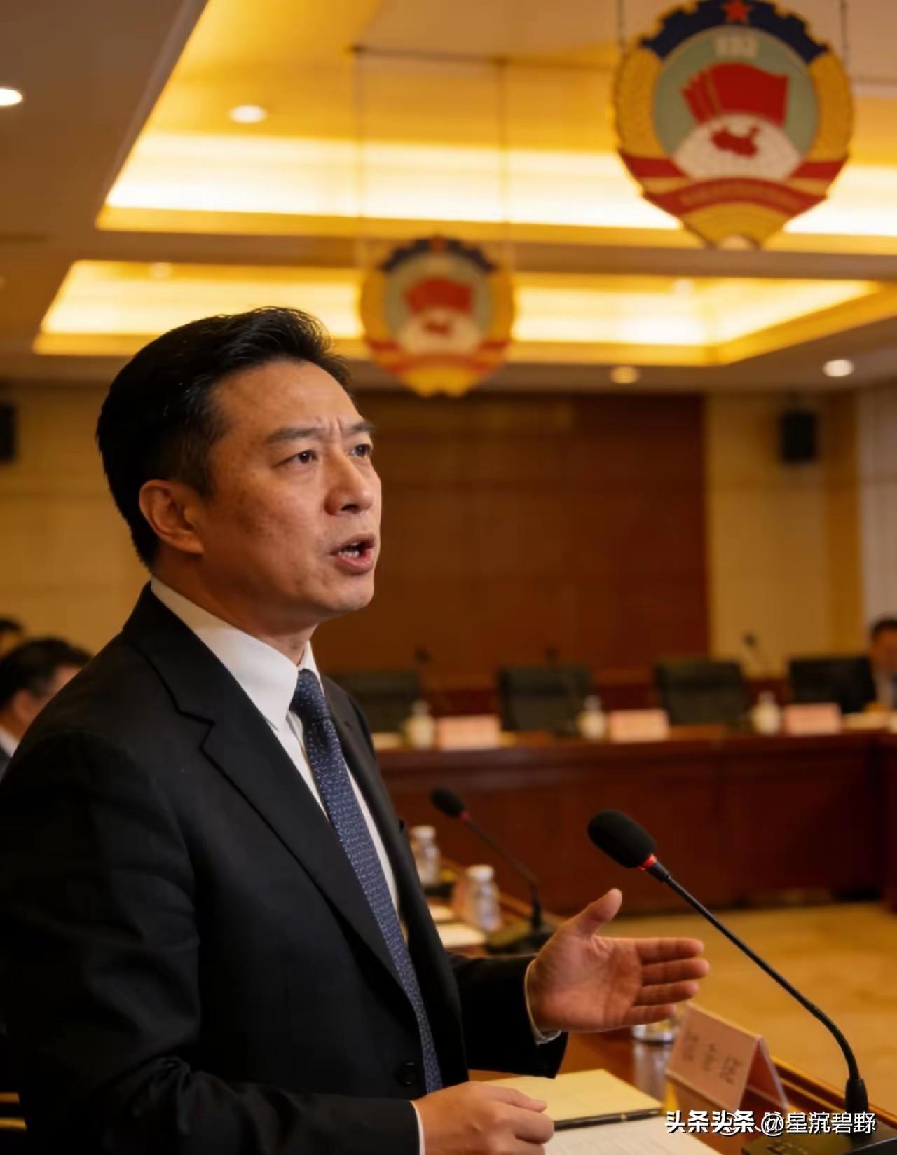 十分认同孔记者的观点！外国记者来华采访，连中文都不懂还需专人翻译，既不尊重翻译