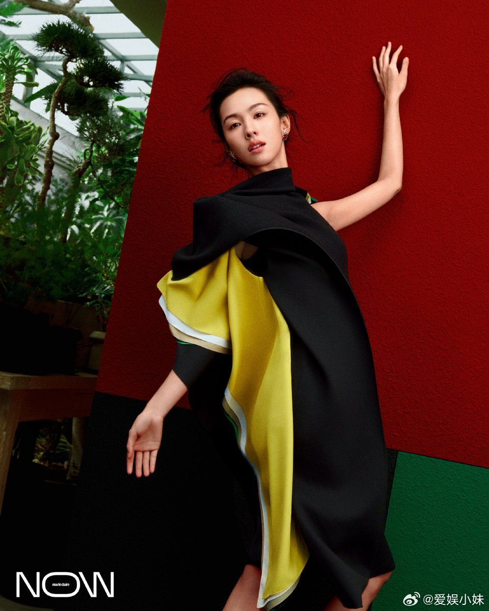 陈都灵蝴蝶骨嘟嘟的骨相美到极致，蝴蝶骨线条优雅又精致，下辈子让我长这样啊