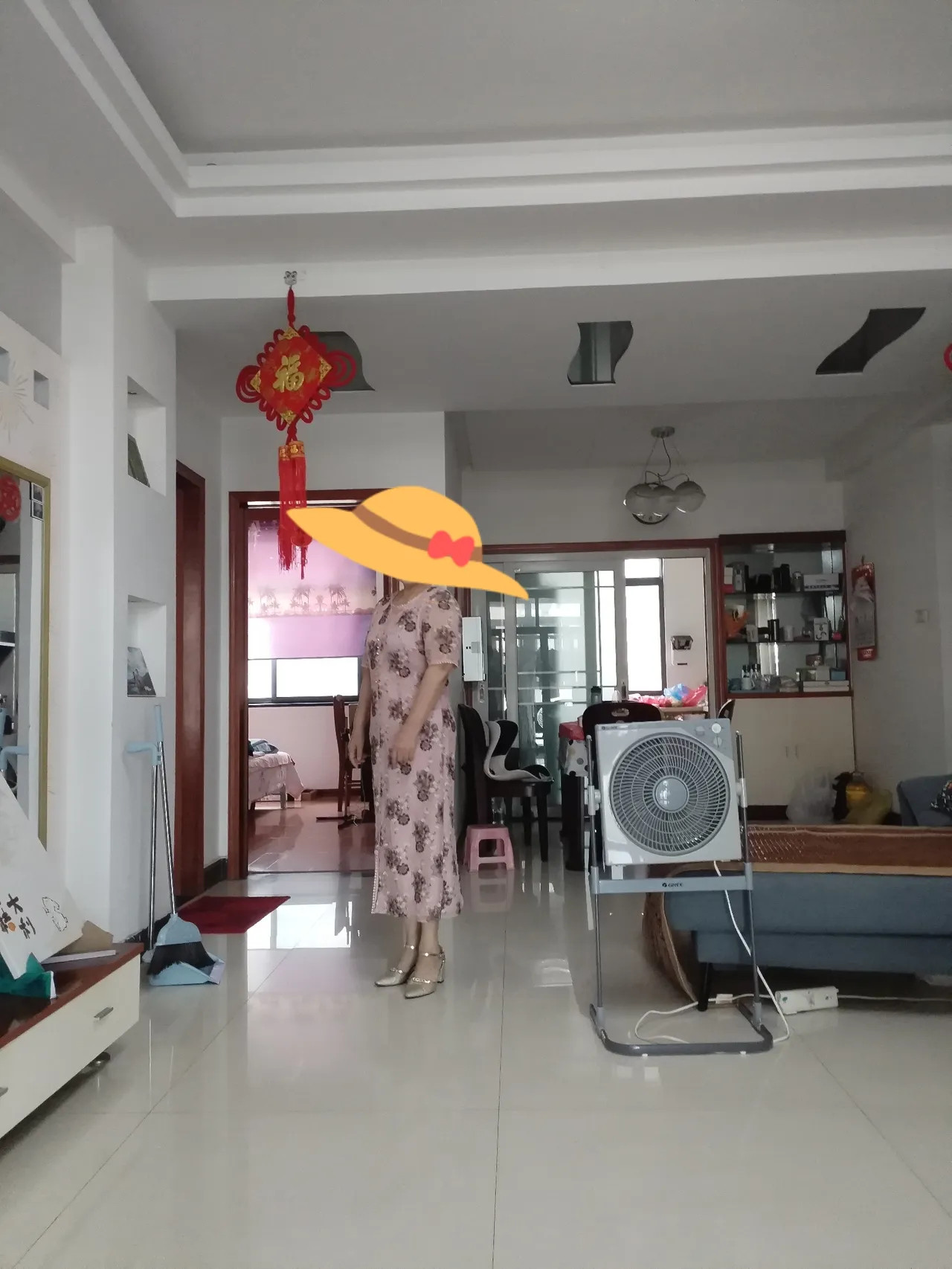 考虑再三，决定淘汰这条玖姿4000多的裙子。一是这条裙子过时了，再一个就是太修身