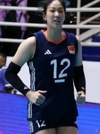 18岁上海女排新星杨舒茗，身高1.92米，五官清秀美丽，颜值出众。这份美不只在于