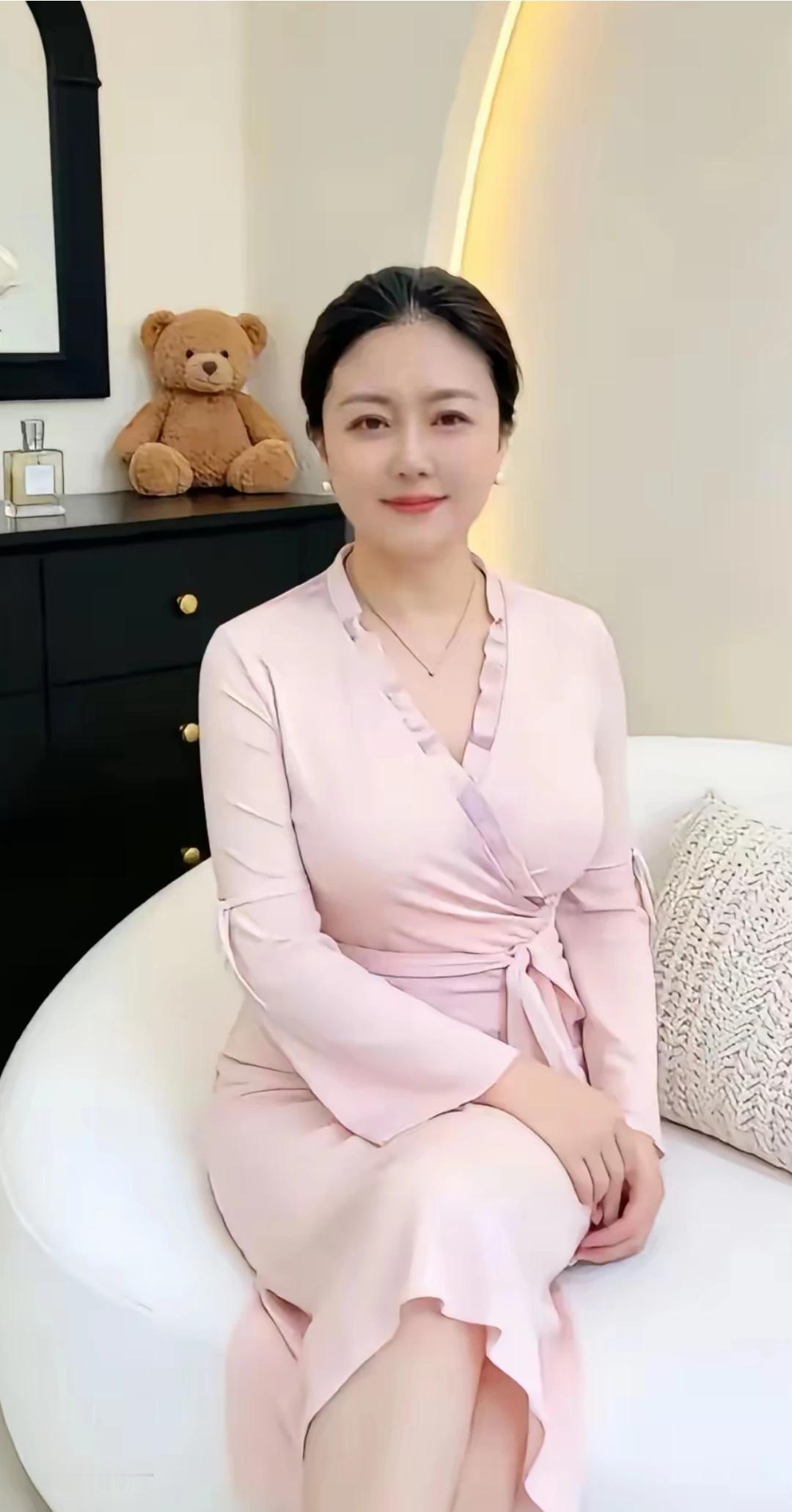 每逢佳节胖三斤，今年数字不好听。上秤一称二百五，玉珠圆润必有福。