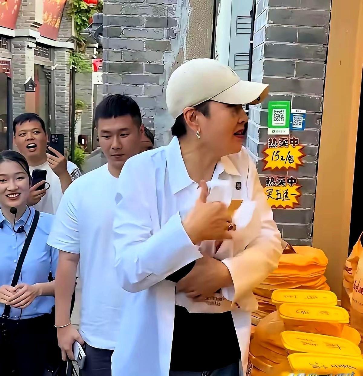 老板一句客套话，她当场扭头就走，全场尴尬。这姐到底是谁？有人扒出是蒋欣。说她