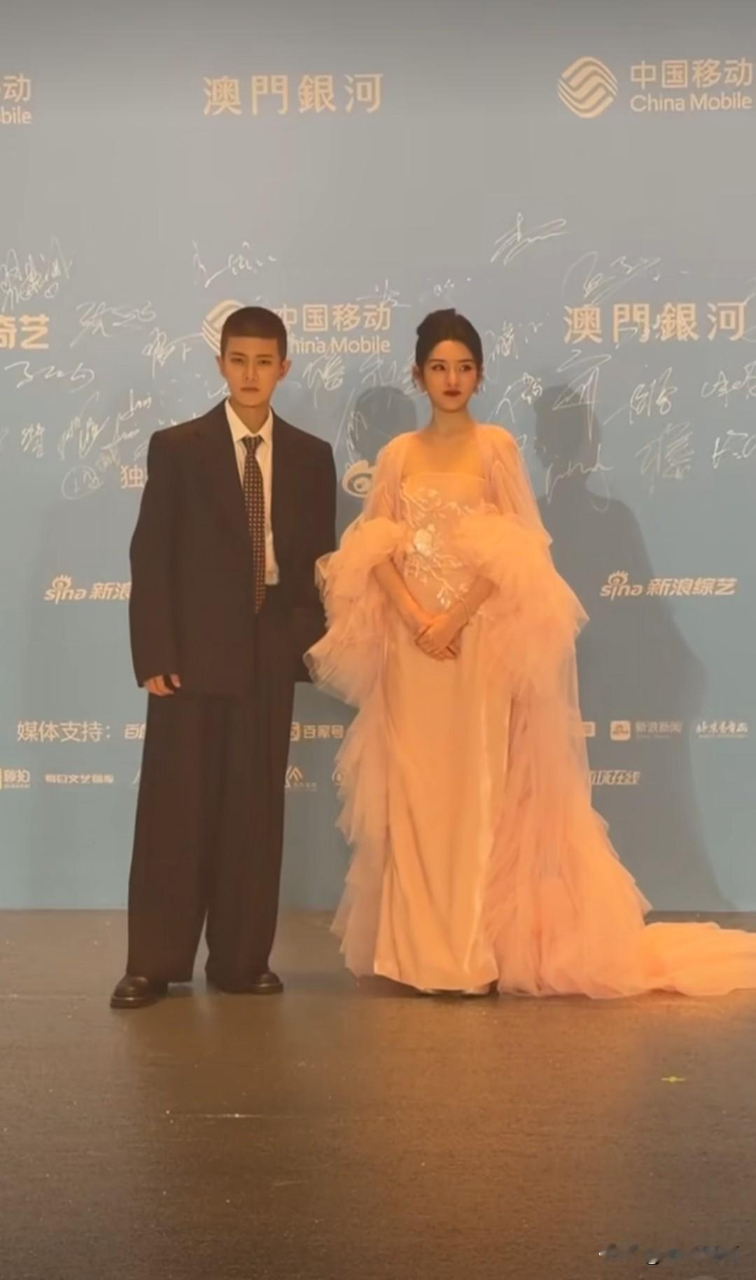 尖叫之夜红毯，请给我一个准确的身高任嘉伦和宋祖儿这个同框我笑晕[捂脸哭]尖叫之