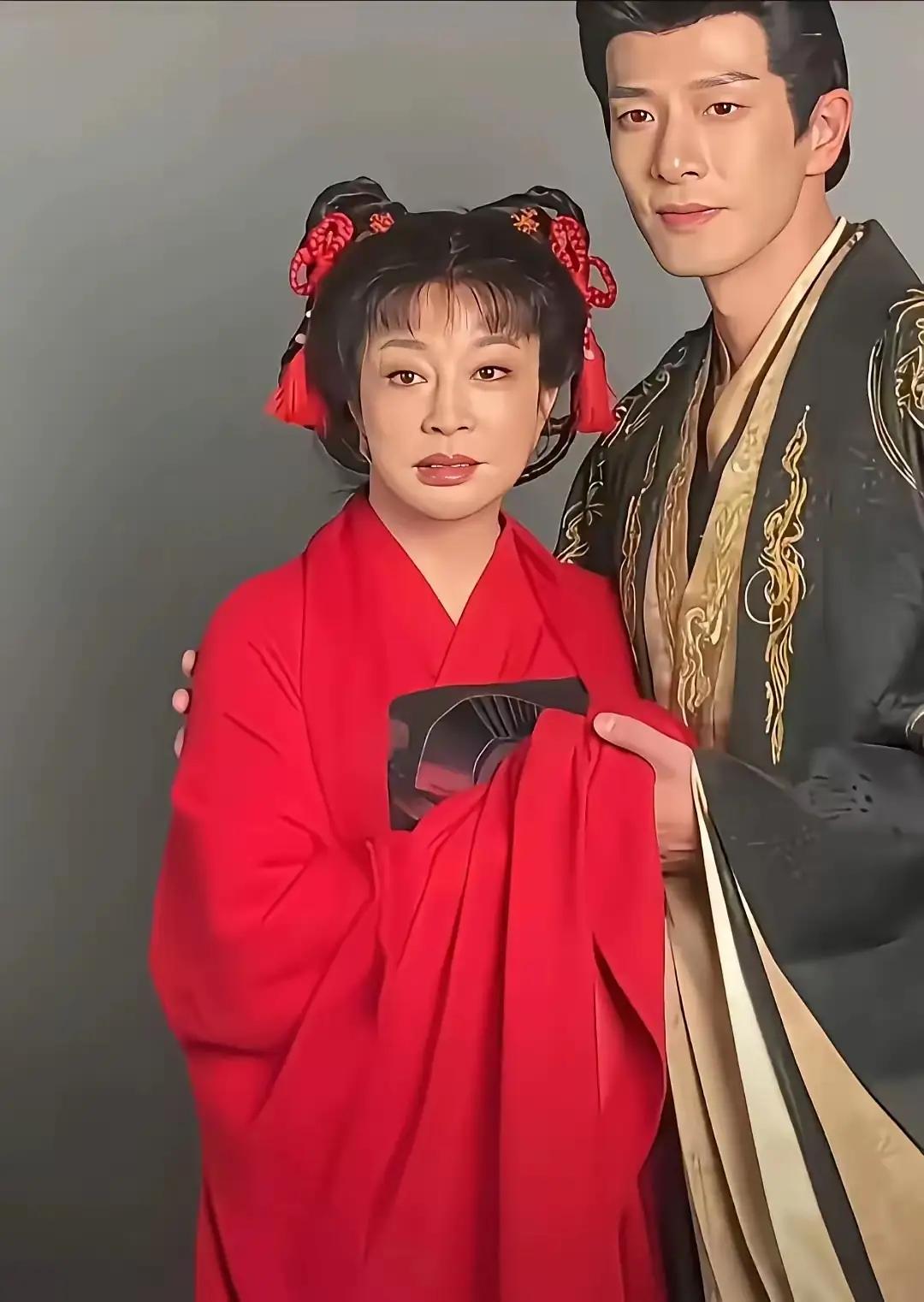 74岁的刘晓庆又挑战演18岁少女，新剧一播出就引发了广泛讨论！《锦绣安然》刚上线