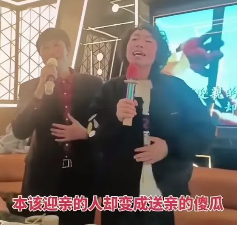 庞麦郎与朋友在大酒楼聚会，看上去心情不错，满面春风高歌一曲当地民谣。他是陕西汉中