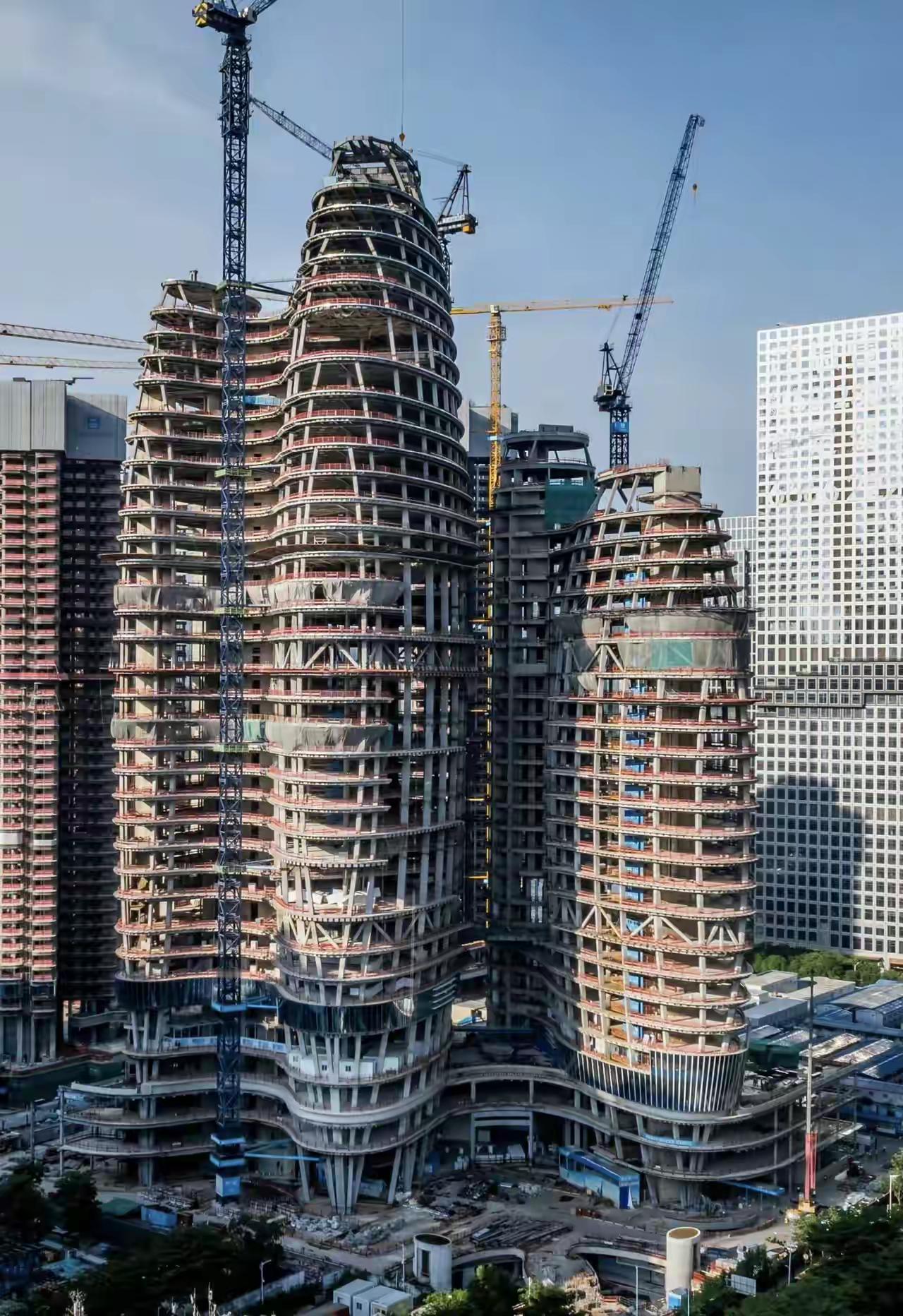 投资70亿的深圳湾超总的OPPO总部大厦在去年迎来封顶，速度可快呢！现在玻璃墙慕