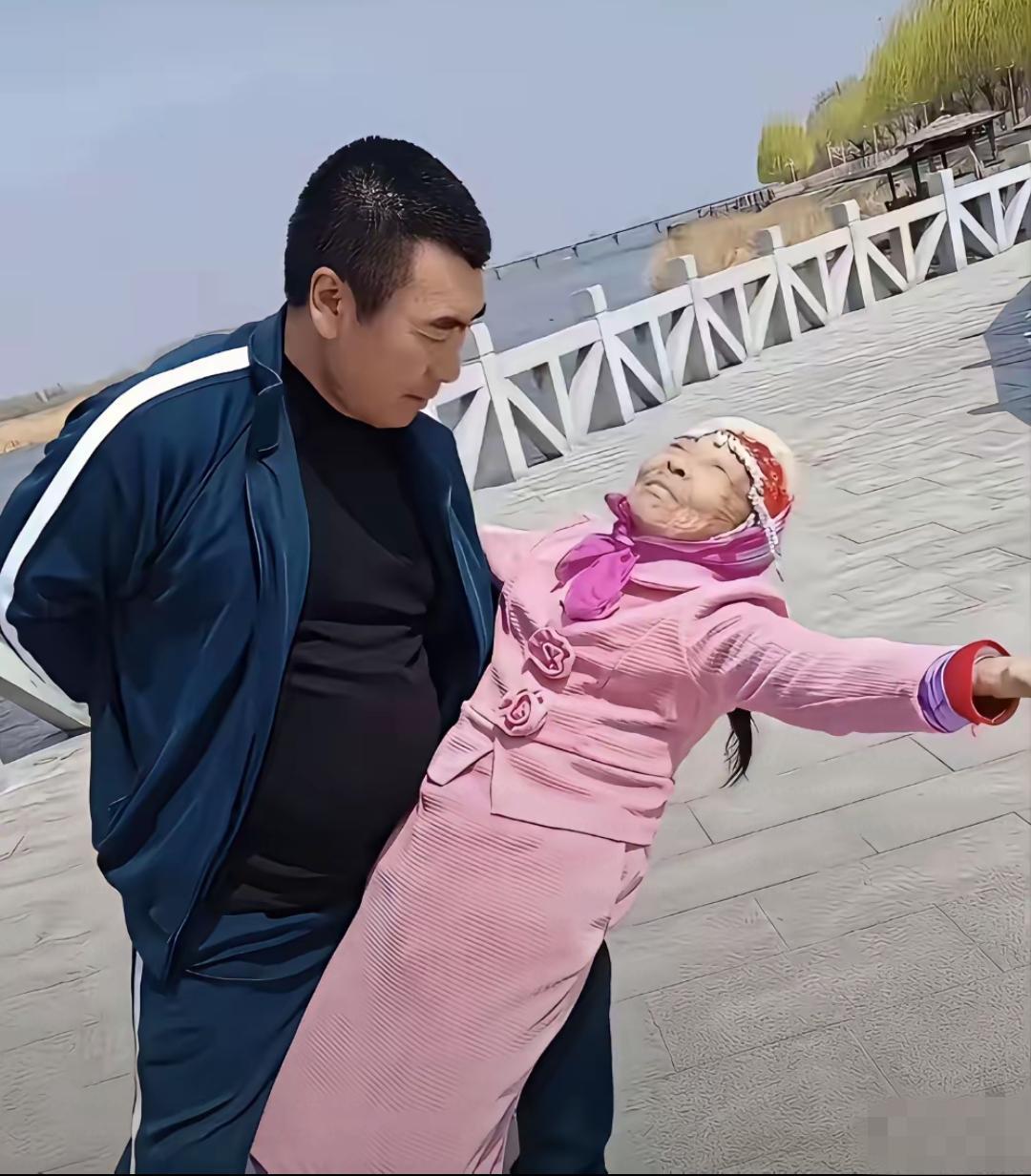 88岁马玉琴和56岁小丈夫李玉成在江边跳舞！话说，马玉琴还真敢穿啊，只见她一身
