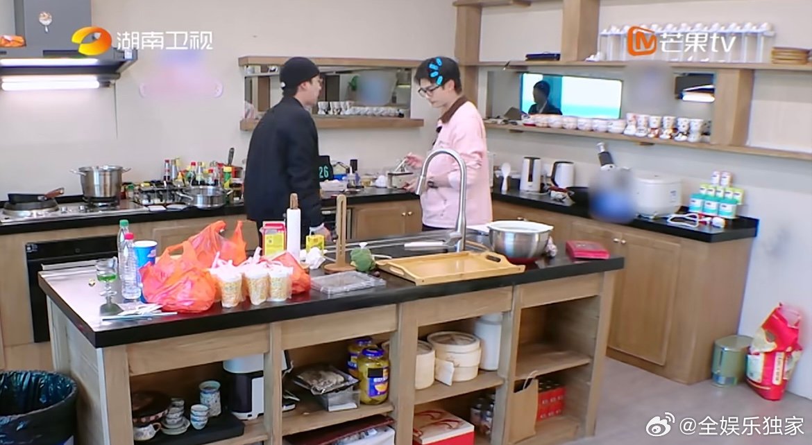 王鹤棣向大家推介儋州特色美食斑斓粉美食清新别致，王鹤棣带我们发现儋州美食的别样新