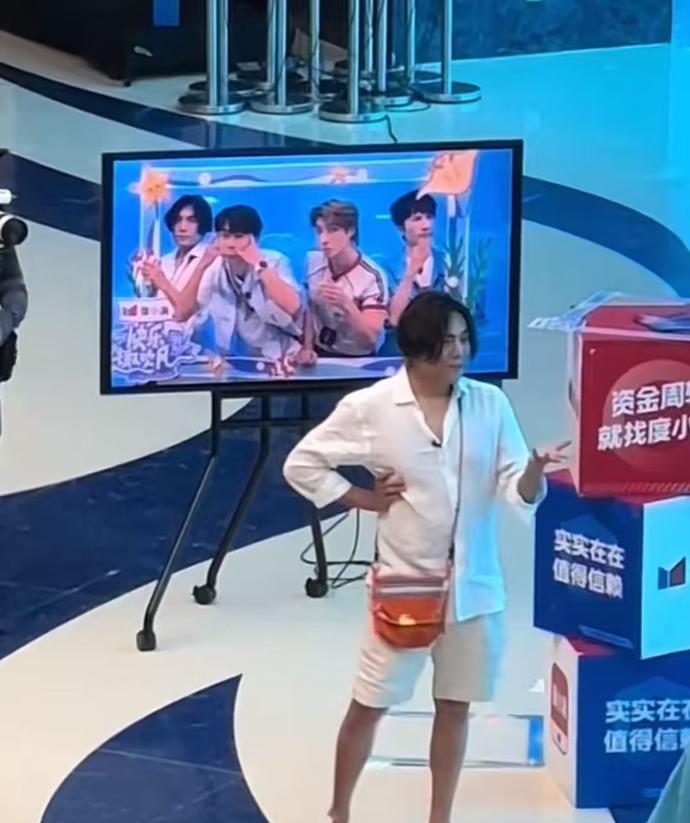 这是谁呀？伊能静的老公哦！天呐！伊能静怎么能看上他，说实话这模样的我都看不上。