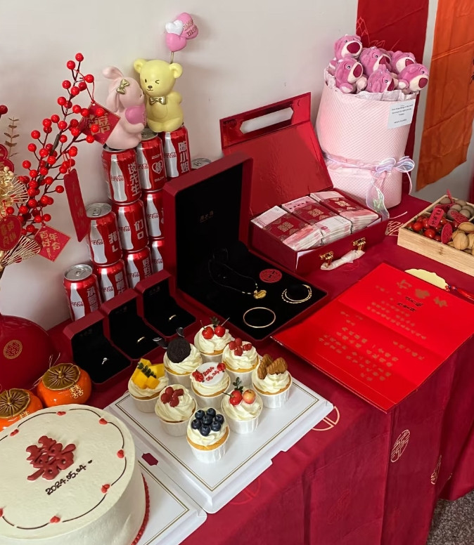 老公一直记恨我妈，就因为结婚时我妈要了12.8万的彩礼，当时这钱拿去给我弟结婚用