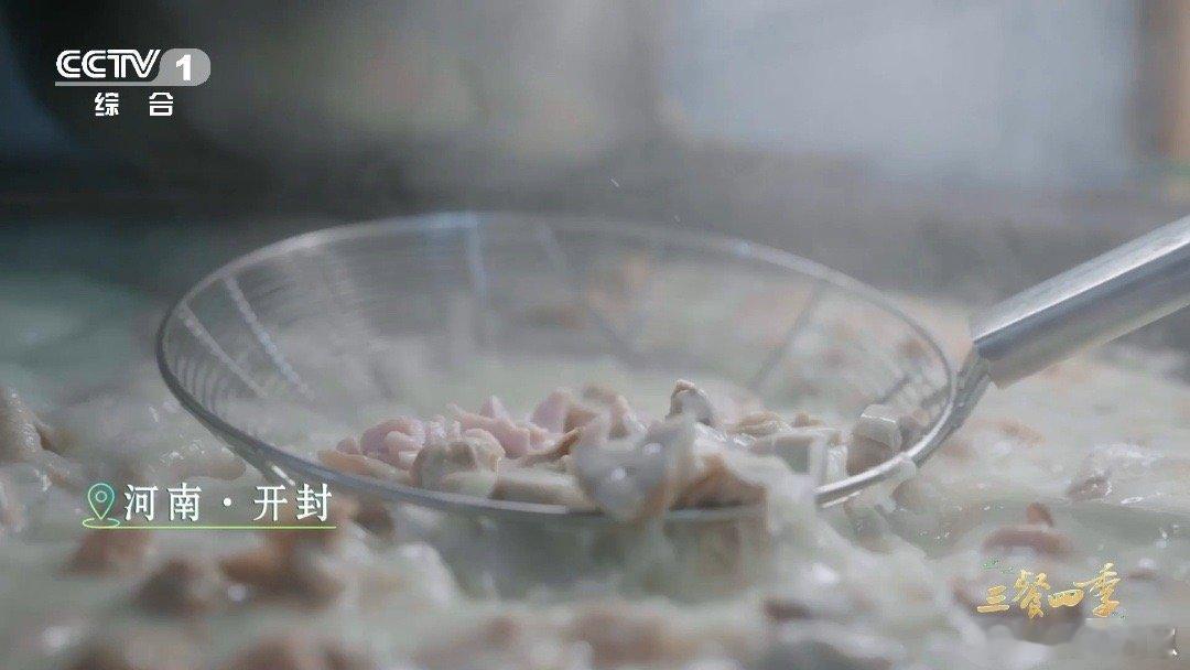 羊肉胡辣汤是开封的早餐顶流去开封必打卡的早餐！滚烫的胡辣汤，辛辣刺激，羊肉香而