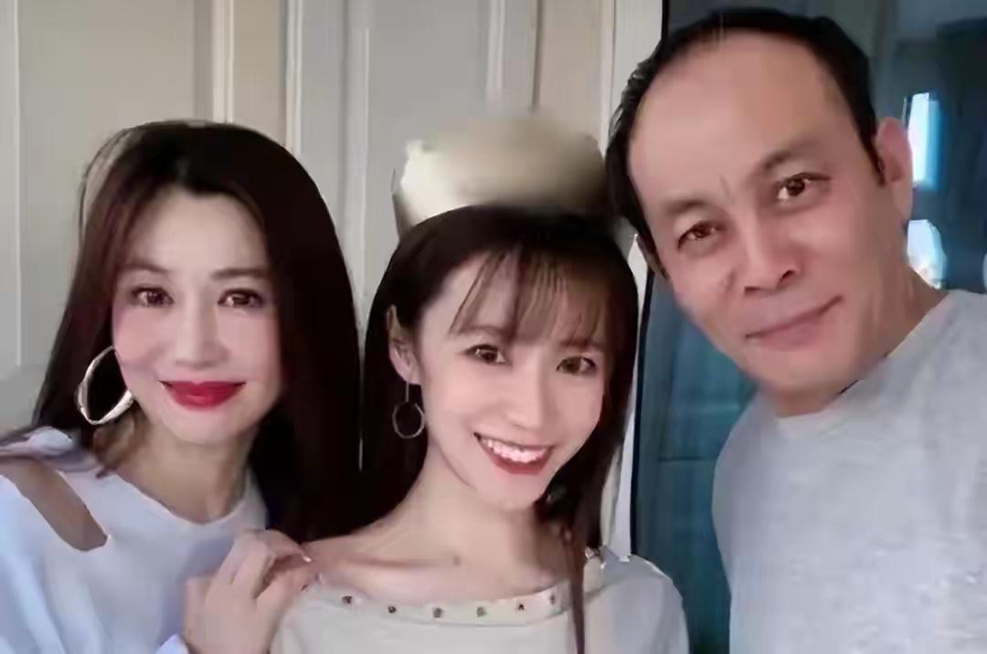 张光北年轻时特别帅，1.83大个毕业中央戏剧学院表演系，科班出身，才子帅哥，还参
