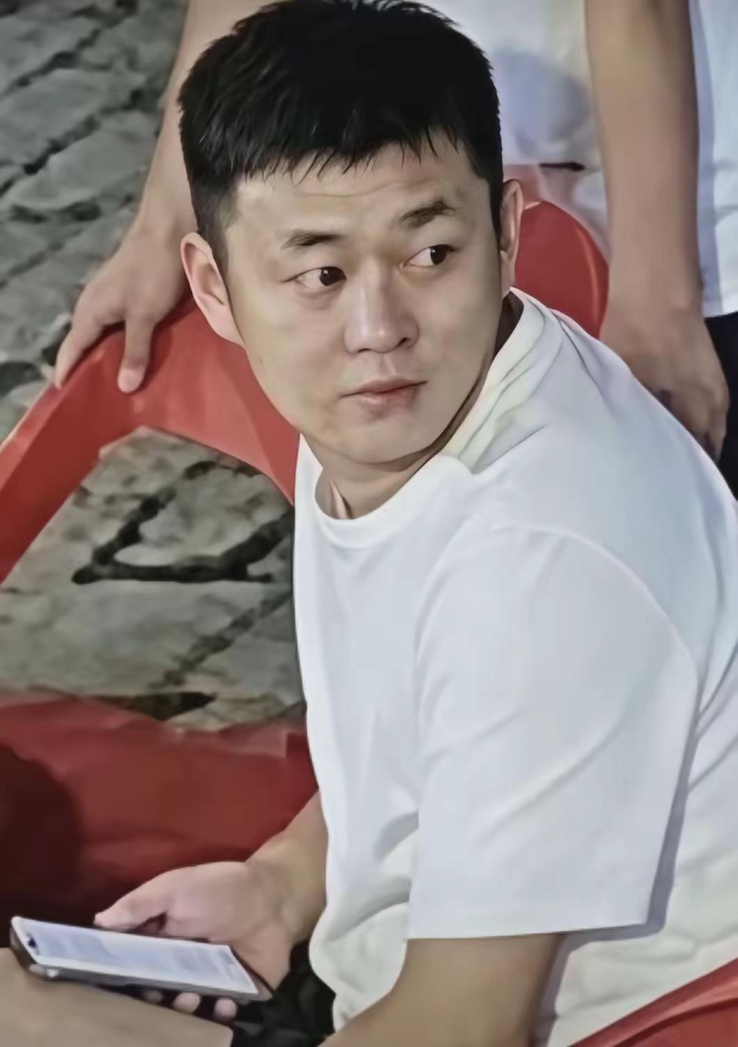 西安一家五口上演教科书般的逃单技能，交替掩护撤退有序，让事后看监控的餐馆老板目瞪