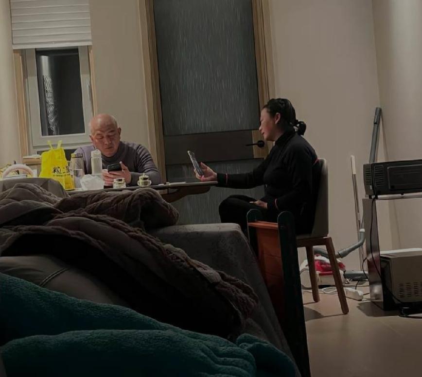 千万不要跟老人住在一起。去年我把爸妈从老家接过来跟我们一起住，当时想着他们年纪大