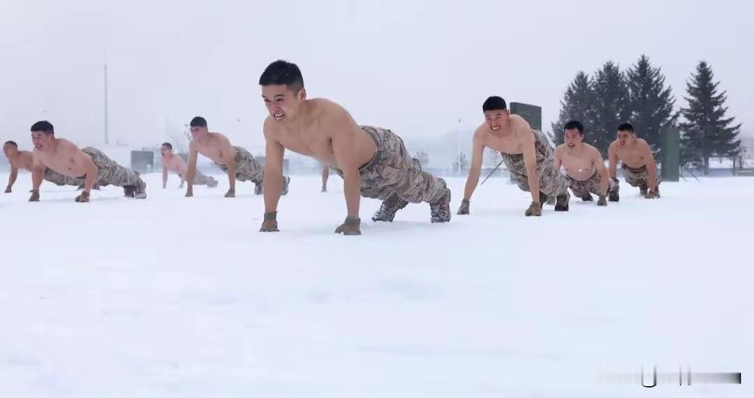 火箭军某部在-30°℃极寒下展开训练春节后，火箭军某部在-30C极寒下展开