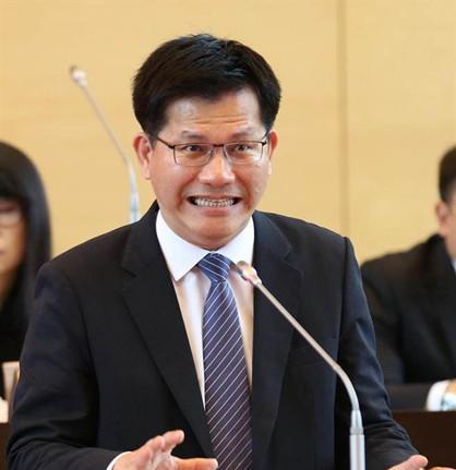 “台独”分子告洋状！据外媒报道，台伪“外长”林佳龙面对多位窜台美国学者，叫嚣称