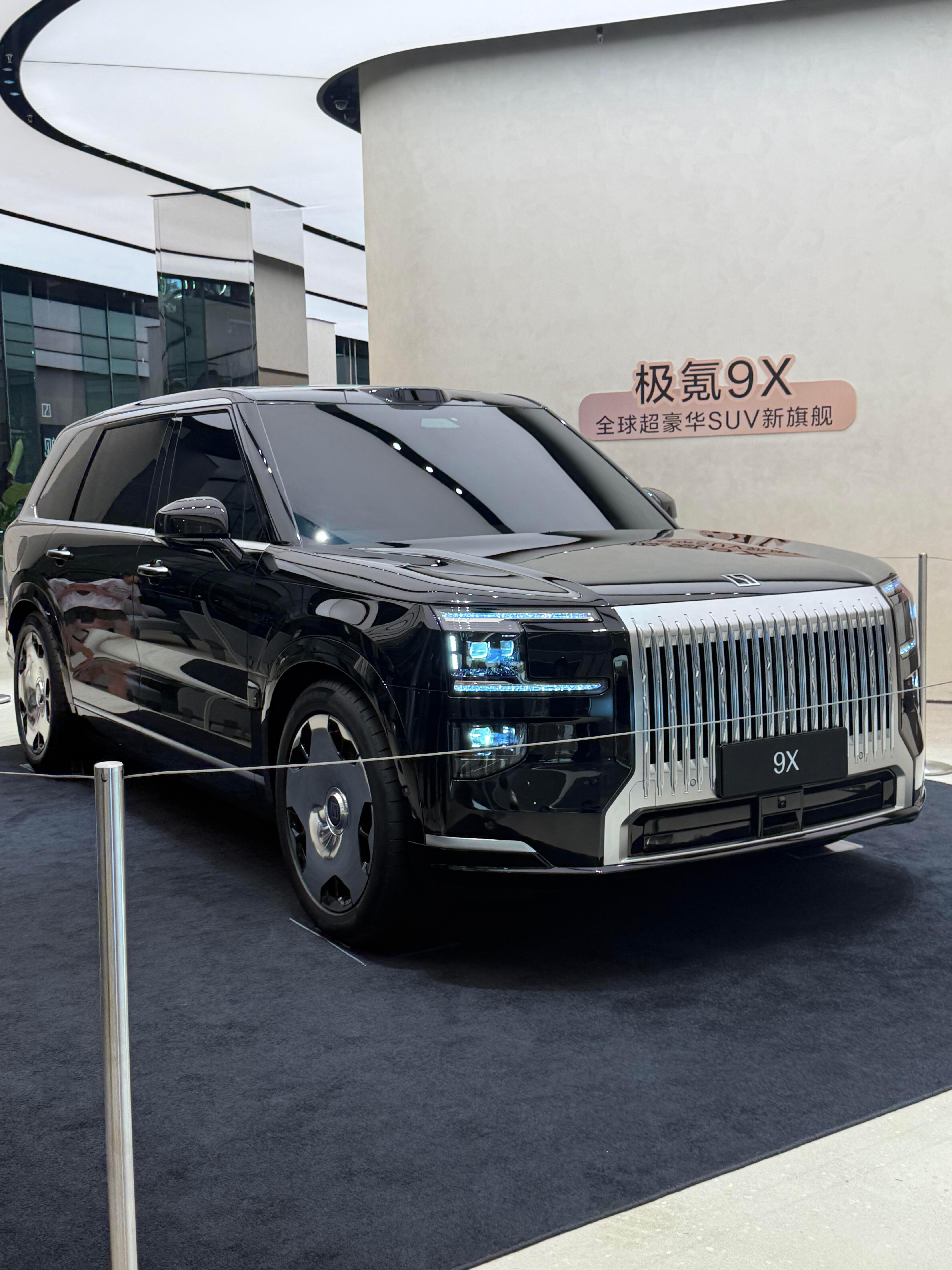 杭州城西银泰城见到了杭州库里南实车，有一点点帅气