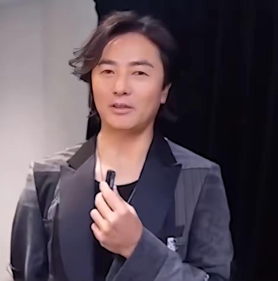 查了下，从来没有一个日本艺人去印度开演唱会。这就奇怪了，日本艺人为什么不去印度开