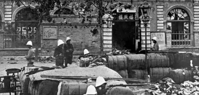 1949年12月25日，国民党中将李振率部起义，在谈判时，见解放军干部都很年轻，
