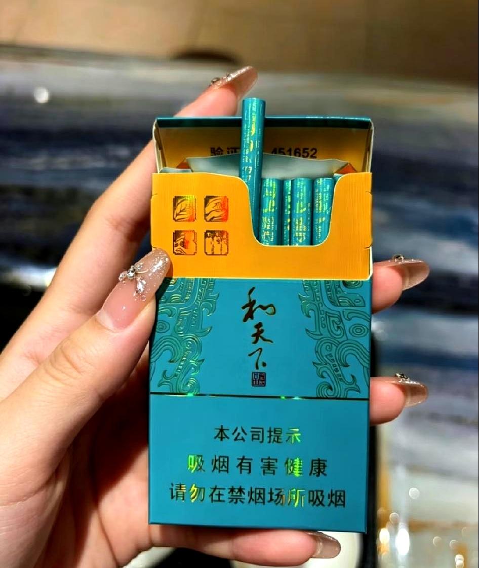 昨天端午回老家，桌上乳鸽香气起；老同学聚餐，初恋一支接一支地抽着。随口问这烟多