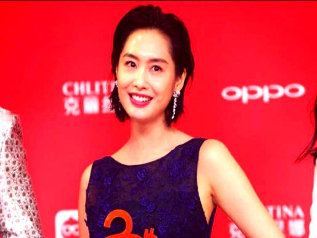 耳光一响，全场安静2004年金像奖，黄子华一句“朱罗拉”把朱茵姓氏绕成“母