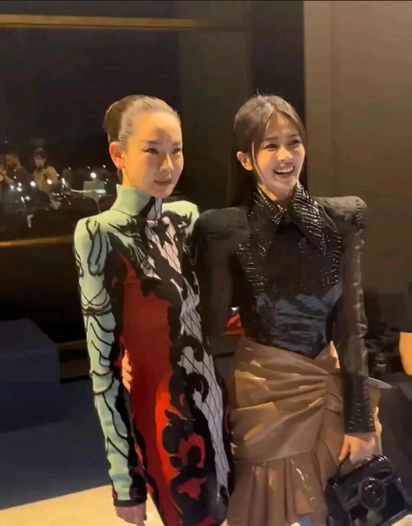 看了戚薇与白鹿的同框，我只想说：二人丑的相似！本来都是美人，为什么要打扮成这副