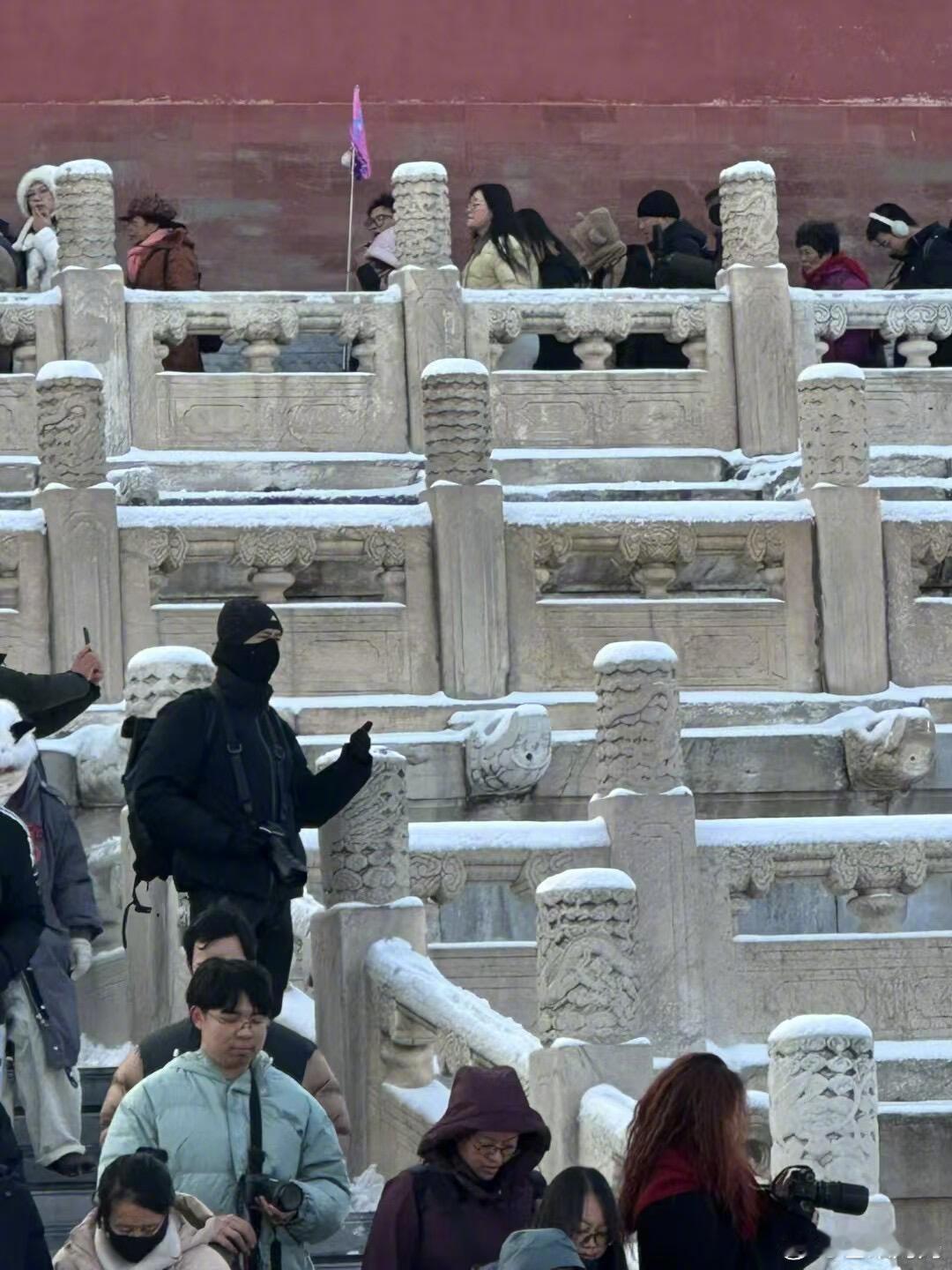 果然气质太出众再怎么样也没法隐藏在人群中，一眼就看到在故宫举着大炮的李现，堪称内