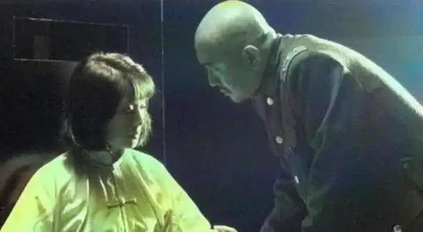 1943年苏州城门挂着两颗血淋淋的人头，18岁女孩邓静华临死前，日军在老虎凳上生