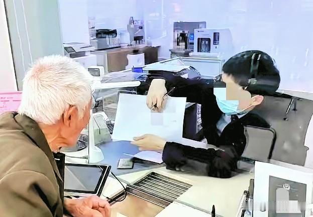 内蒙古，男子在一银行存了5万元，仅隔了2天便被银行柜员取走了49999元。20年