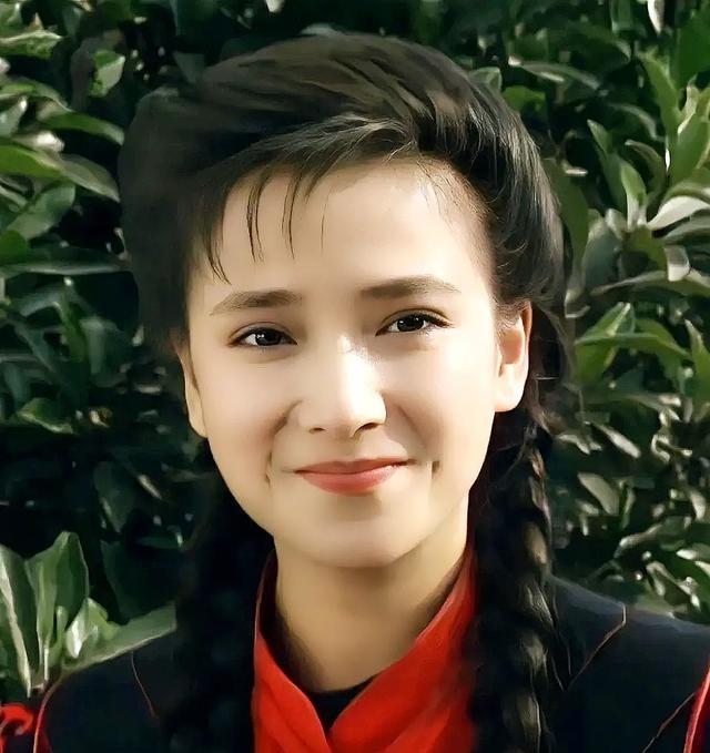 1992年，何晴拍完《红楼梦》后，就接到琼瑶《青青河边草》的邀约。当琼瑶第一眼看