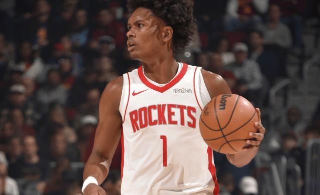 阿门这小子能跑能跳，就是手太生。控球像拿筷子夹泥鳅，传球总偏三尺。教练不让他