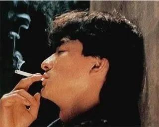 老张戒烟村里有个老张是个烟鬼，每天得抽两三包，熏得牙都变黄了。他多次戒烟无果后