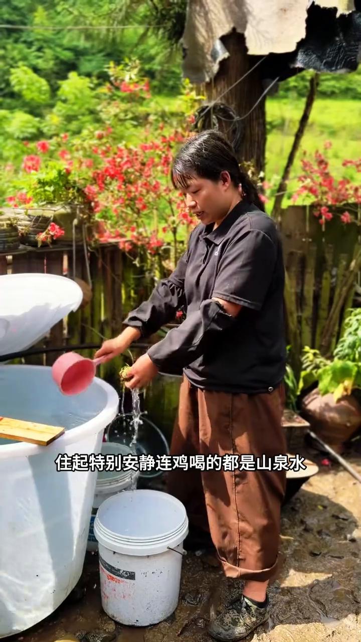 95女子不要彩礼远嫁贵州深山14年竟过上这种生活。一家人住在这点太难住了。峡谷