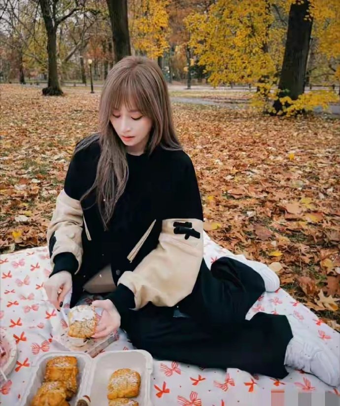 王心凌在纽约中央公园野餐，吃着美食枫叶树下拍照氛围拉满好美呀​​​