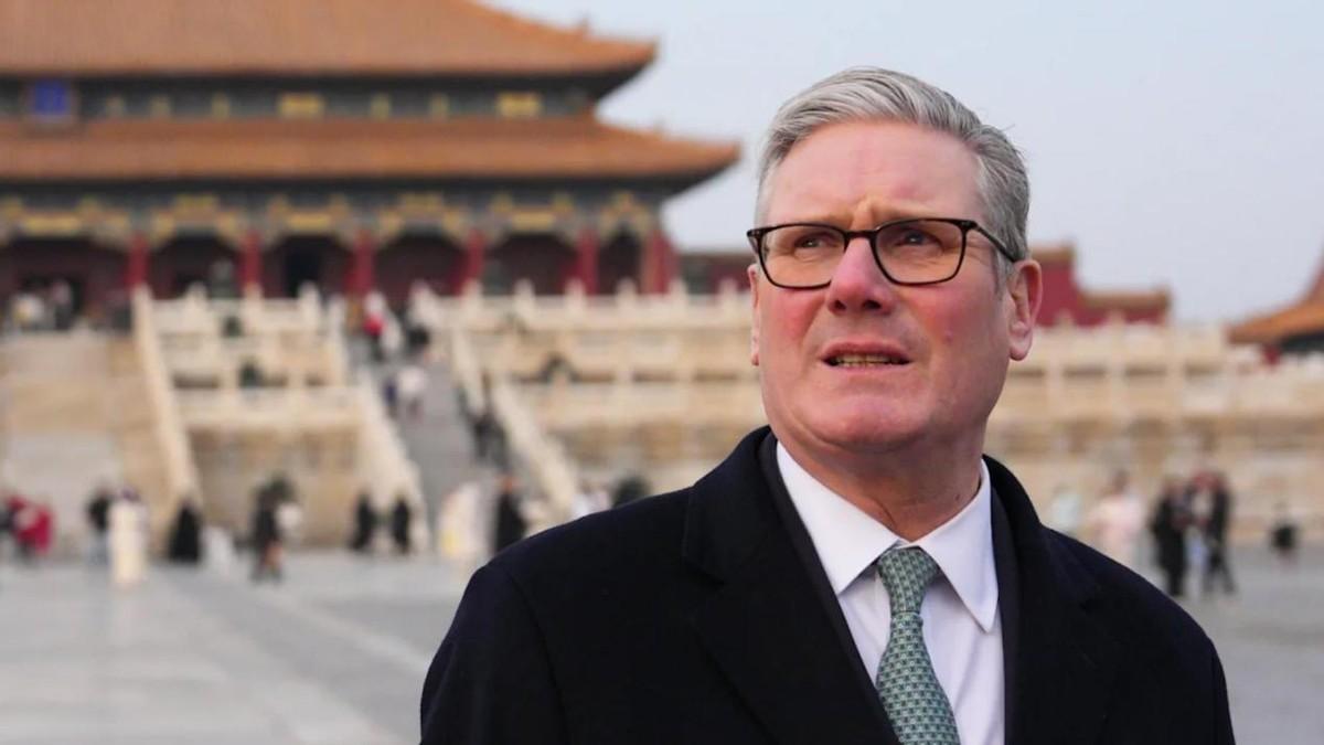 英国首相斯塔默最近访华回来，在议会跟反对党吵了一架。保守党领袖巴德诺赫攻击他这趟