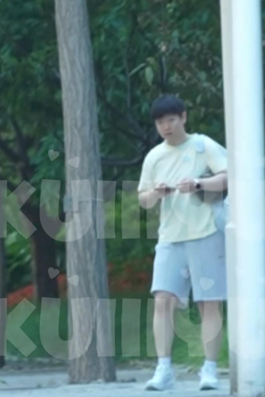 就这样一个小女孩，若无其事地走着，谁能想到她入选时代周刊，好像天大的事都和