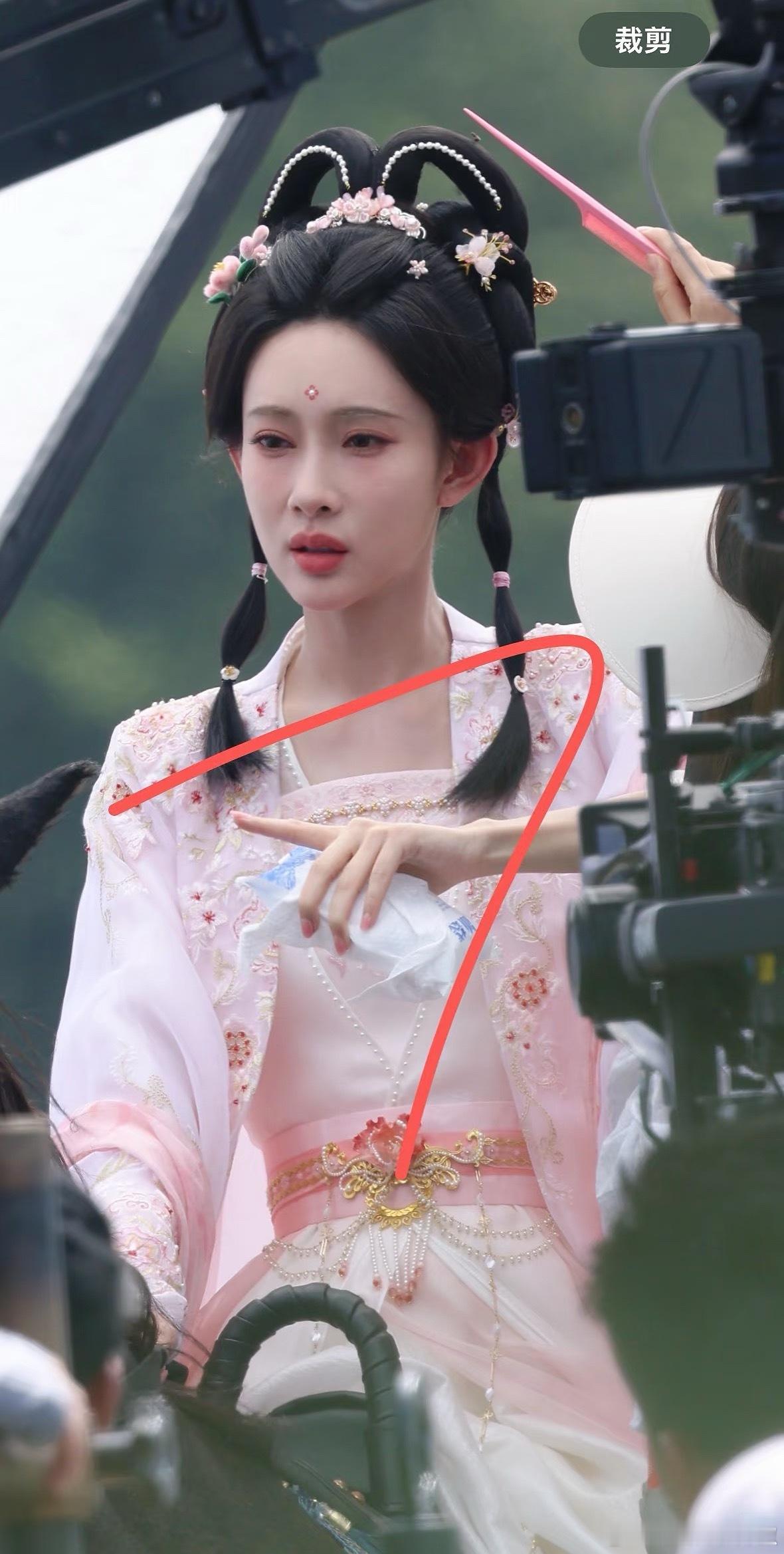 怪不得妆造千篇一律，换了就.…..顶不住了[笑着哭]​​​