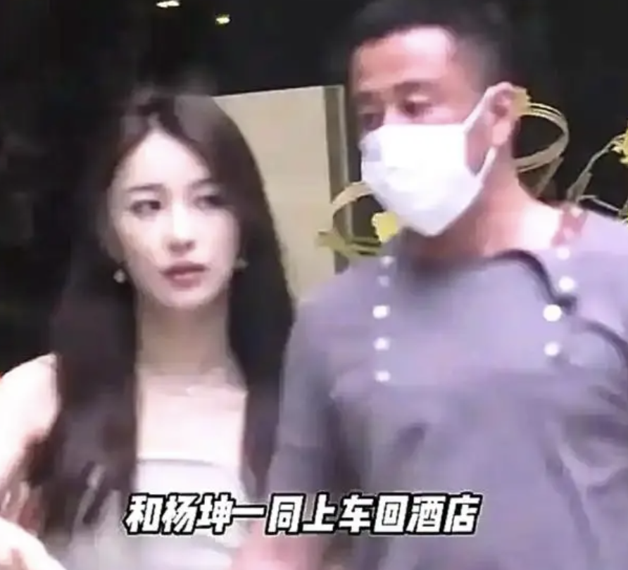 杨坤牵手美女回酒店，52岁未婚背后的初恋阴影与新恋情猜测