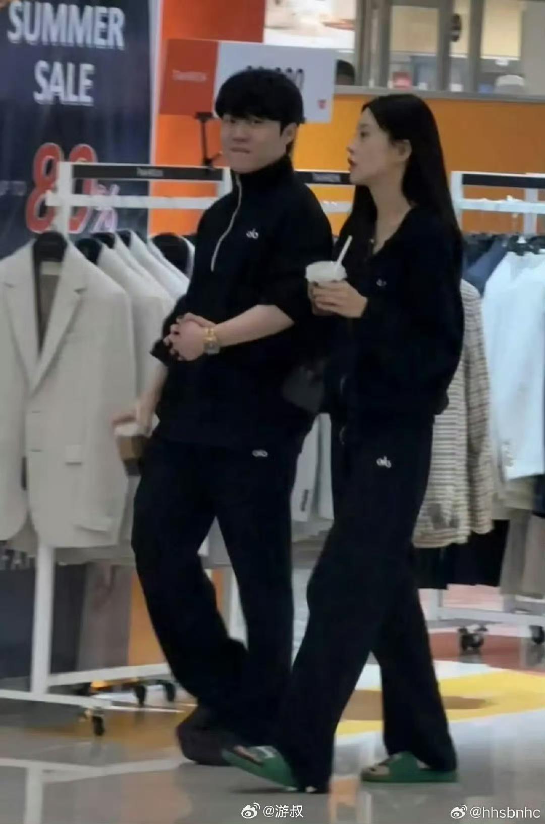 Rookie的快乐生活，网红新女友曝光，十指紧扣，恩爱逛街！ig职业选手，R