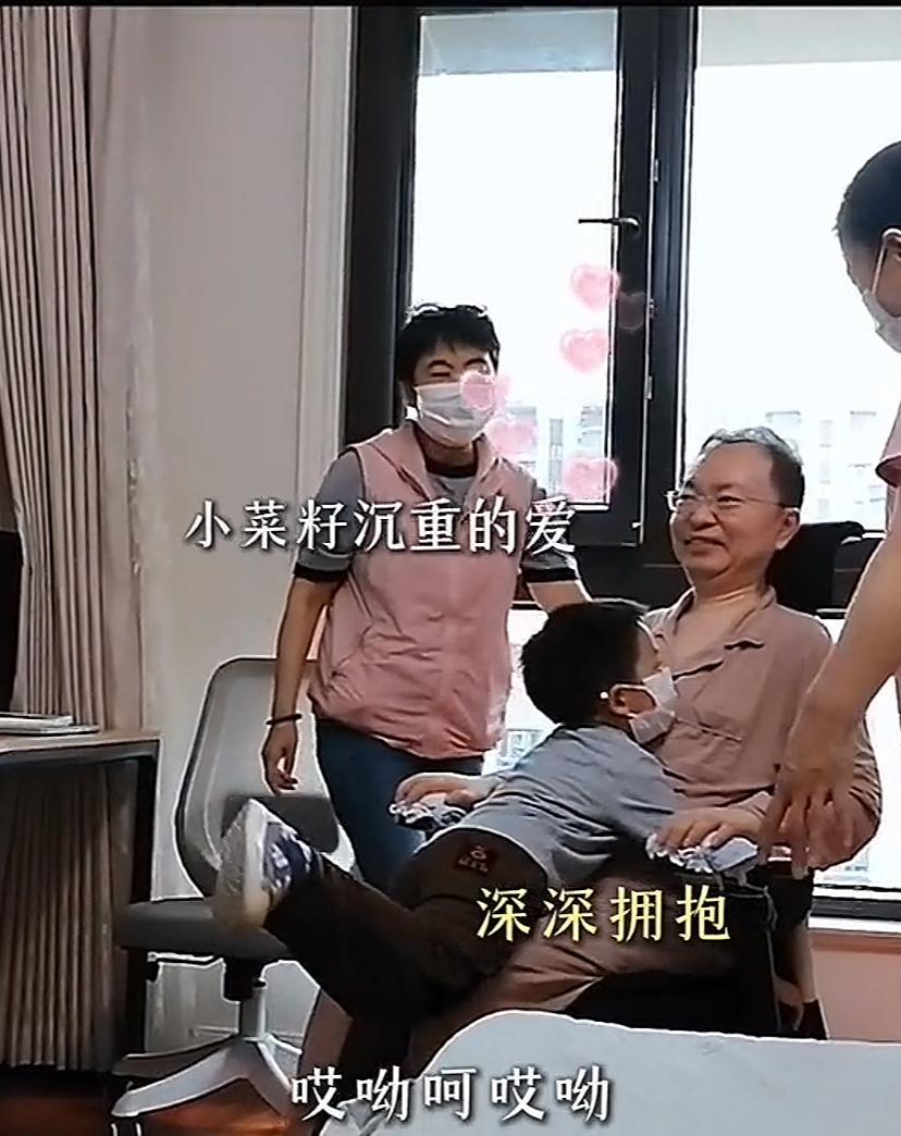 蔡磊最新消息，状态好着呢，儿子给爸爸讲数学，一个猛冲抱住爸爸，爸爸乐的笑开了花。