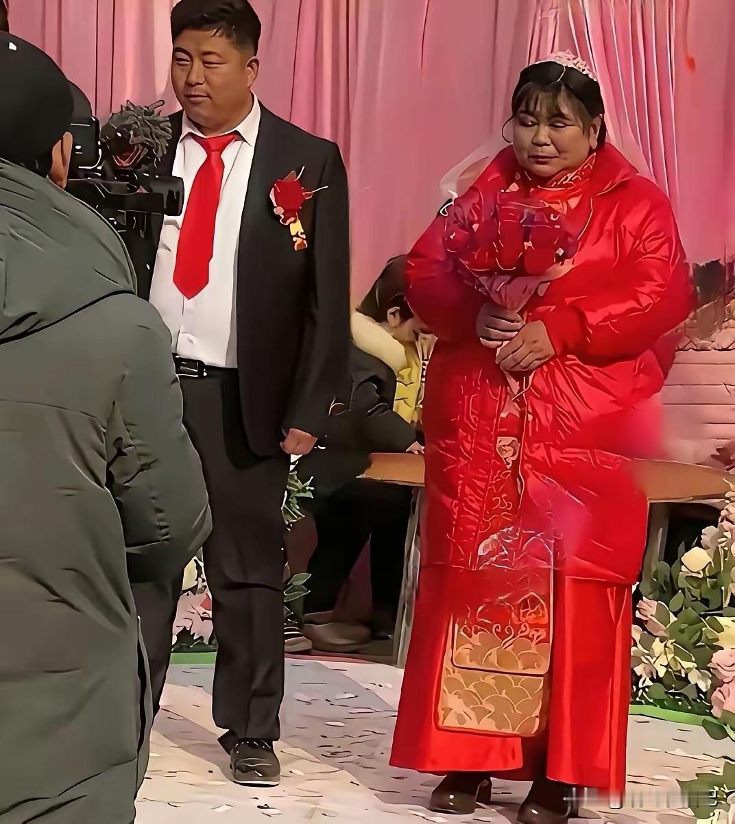 男人长的也是一表人才，不明白为什么不娶个年轻点的媳妇。