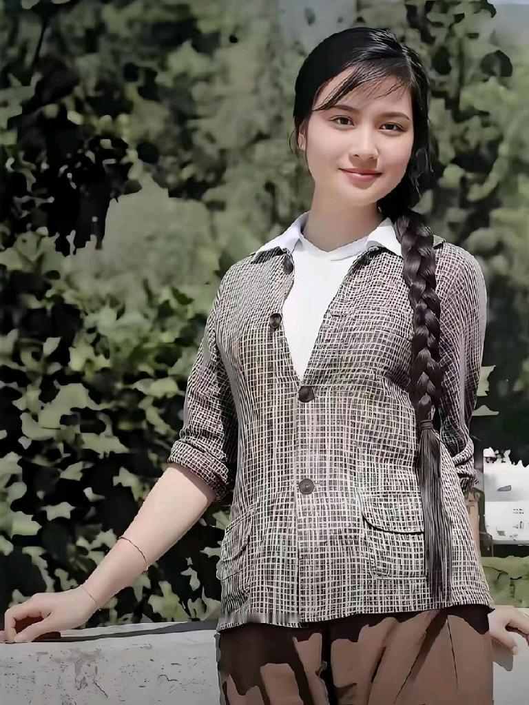 洪晃的继母朱一锦，在洪晃笔下美得如同妖精一般。她留着一条乌黑精致的长麻花辫，眉眼