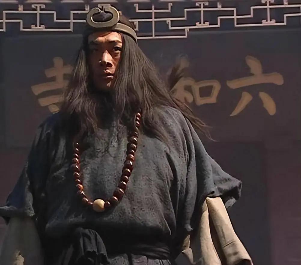 武松在上梁山前，犯了三个错误，使得他在梁山的处境颇为尴尬，也影响了在聚义堂的排名